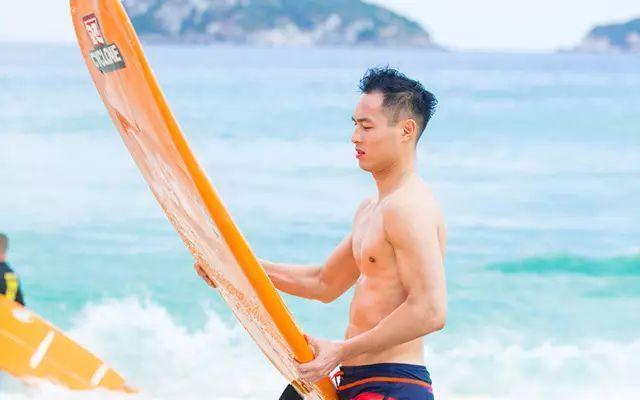 逃离昏暗下的小村